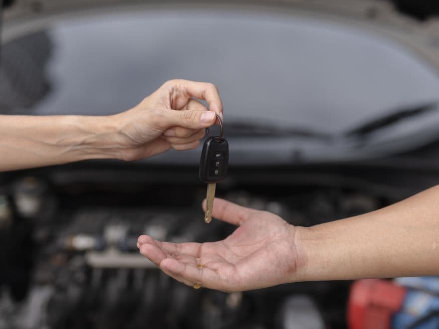 uma chave sendo passada de mão